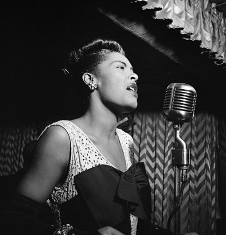 Billie_Holiday_Downbeat_New_York,_N.Y._ca._Feb._1947_William_P._Gottlieb_04251